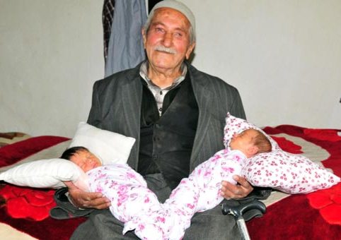 85 yaşında əkiz uşaq atası oldu - FOTO