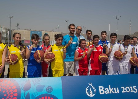 NBA ulduzu Bakıda gənc basketbolçularla oynayıb