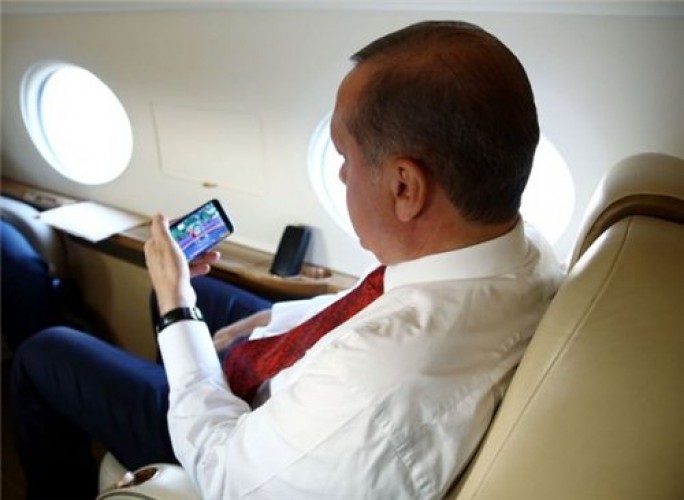 Ərdoğan türkiyəli idmançının çıxışını təyyarədə mobil telefonundan izləyib