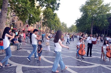 Gənc musiqiçilərdən “Bakı 2015” flaşmobu - FOTOLAR