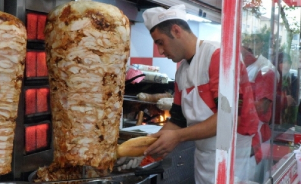 Səhiyyə Nazirliyindən XƏBƏRDARLIQ: Toyuq dönəri qadağan edilib, yeməyin!  