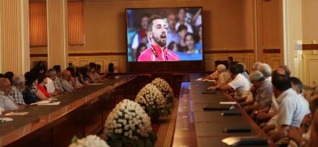 Rektor qızıl medal qazanan idmançını mükafatlandırdı - FOTO