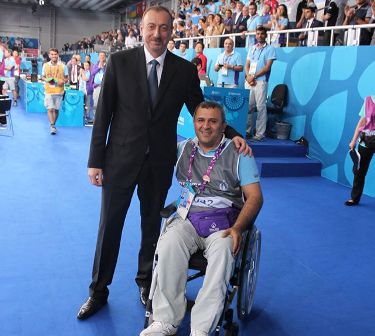 Prezident Qarabağ qazisi ilə görüşdü- FOTO