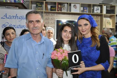 Deputat gəlirini xəstə körpəyə bağışladı - FOTO