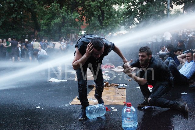 Yerevandakı qarşıdurmada 18 nəfər yaralanıb - FOTOLAR