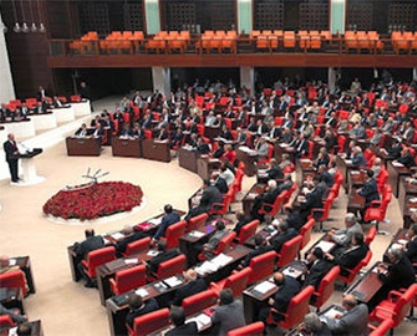 Türkiyə parlamentində deputatlar and içirlər