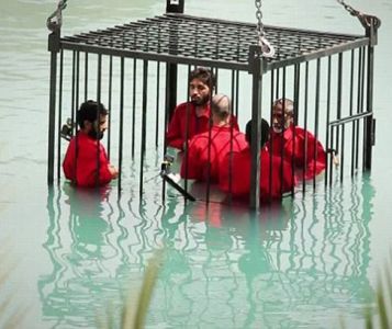 İŞİD 5 nəfəri batırmaqla edam etdi - FOTO