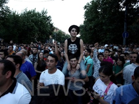 Yerevan polisi nümayişçilərə vaxt verdi