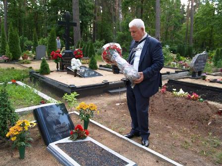 Umud Mirzəyev tanınmış jurnalist və Fondun Latviya təmsilçisinin məzarını ziyarət edib