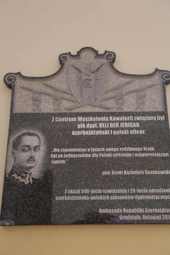 Qürbətdə musiqi sədaları altında dəfn olunan azərbaycanlı polkovnik