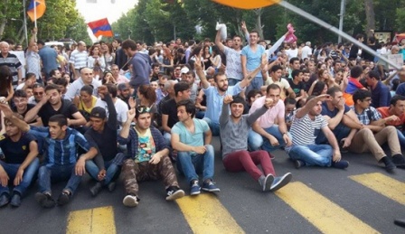 Yerevandakı aksiya iştirakçısından tapança tapılıb