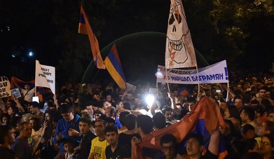 Yerevanda aksiya keçirənlər qalib gəldilər: Sərkisyan geri çəkildi