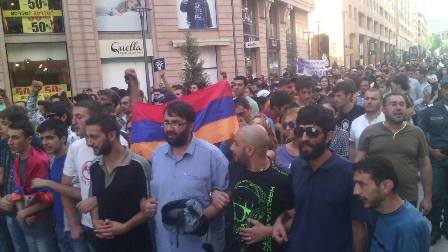 Yerevanda aksiya keçirənlər iki yerə bölünüb