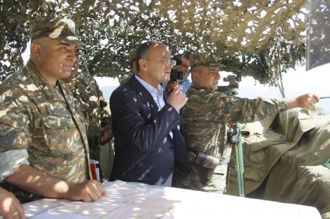 Ermənistanın müdafiə naziri Naxçıvanla sərhədə gəldi