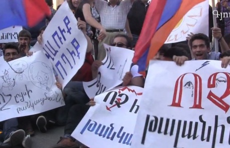 Yerevanda etiraz aksiyasına qoşulanlar çoxaldı - Baqramyan prospekti doldu