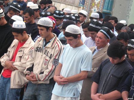 Azərbaycan GƏNCLİYİ: “Onlar kəskin şəkildə dinə meyllidir” 