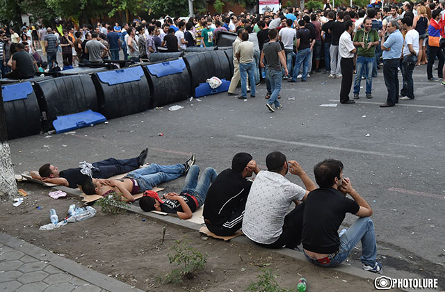 Yerevandakı nümayişçilər polisi ittiham etdilər: “Yolu onlar bağlayıb” 