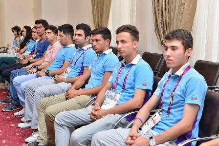Bakı Ali Neft Məktəbinin rektoru könüllülərlə görüşdü - FOTO