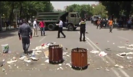 Yerevan polisindən nümayişçilərə sonuncu xəbərdarlıq: "...çəkilin!”