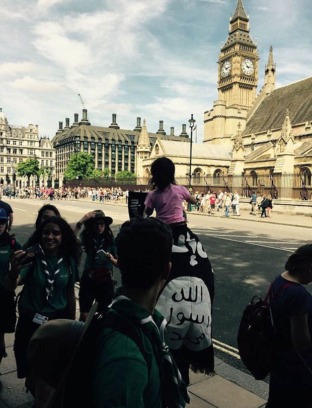İŞİD bayrağı ilə gəzən şəxs Londonda aranı qarışdırdı - FOTOLAR