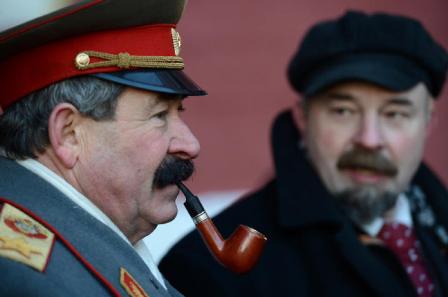 Leninlə Stalinin oxşarları dalaşdı