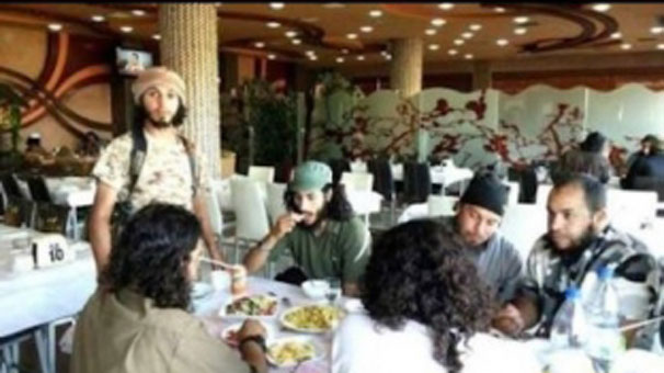 İŞİD döyüşçülərini iftarda zəhərlədilər: 45 yaraqlı öldü, 100-ü xəstəxanaya düşdü