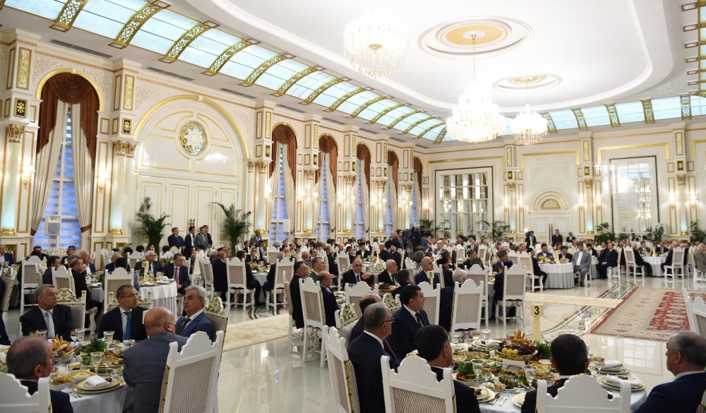İlham Əliyev şeyxin iftar mərasimində iştirak edib - FOTO