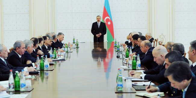 Prezident nazirlərlə iclas keçirdi