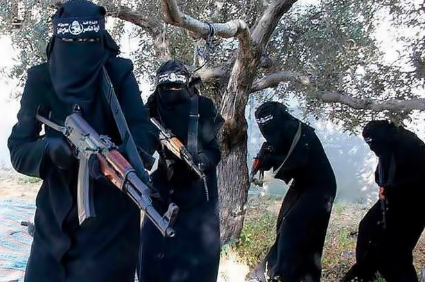 İŞİD terrorçuları üzünü açan qızı döydülər 