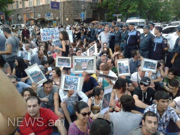 Yerevanda aksiya başladı: Mərkəzi küçələr bağlandı