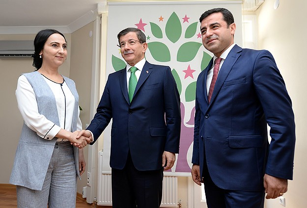Davudoğlu koalisiya hökuməti üçün HDP rəhbərliyilə görüşdü