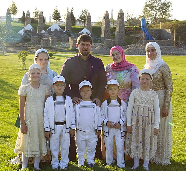 Ramzan Kadırov arvadını boşamaqla hədələdi