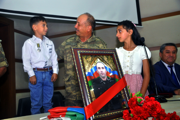 Lənkəranda şəhidin medalını azyaşlı oğluna təqdim ediblər 