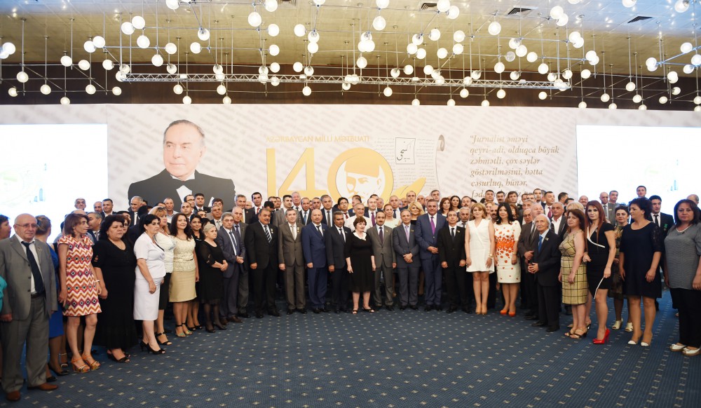 Prezidentin təltif etdiyi jurnalistlər mükafatlandırılıb