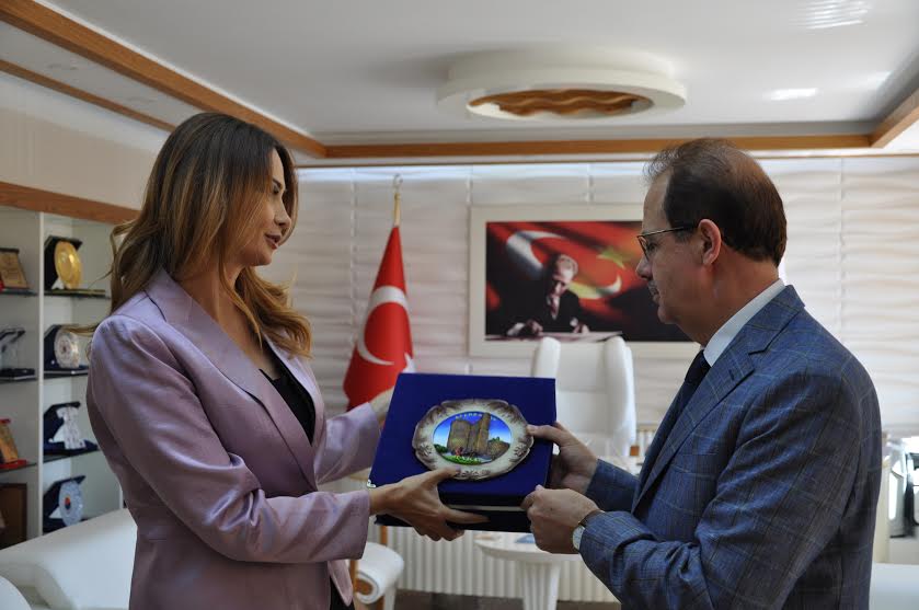 Qənirə Paşayeva Bayburtda universitet rektoru və tələbələrlə görüşüb - FOTO