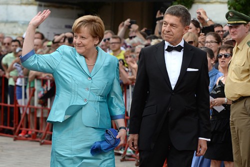 Angela Merkel yıxıldı 
