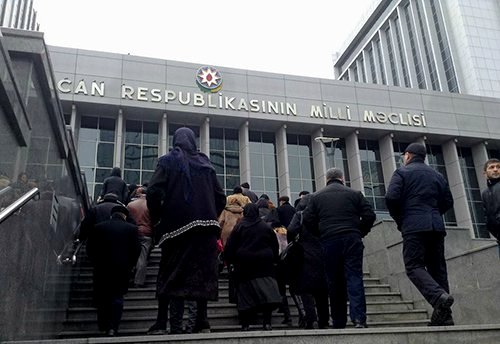Yaltaqlığı tənqid ritorikasına dəyişmək... 