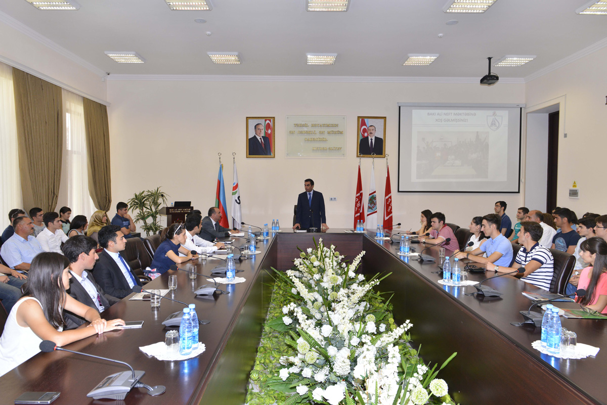 Rektor 600-dan yuxarı bal toplayan tələbələrlə görüşdü - FOTO
