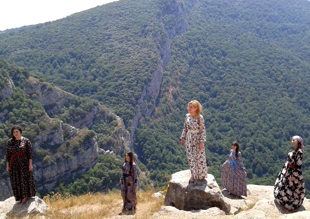 Azərbaycanın axtarışa verdiyi rus milyonçunun arvadı Cıdır düzündə moda sərgisi keçirdi - FOTOLAR