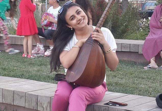 Əsgərlərə konsert verməyə gedən sənət adamları yol qəzasına düşdülər, gənc aşığın vəziyyəti ağırdır