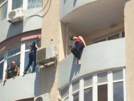 Bakıda qadının intihar cəhdinin qarşısı belə alındı - VİDEO