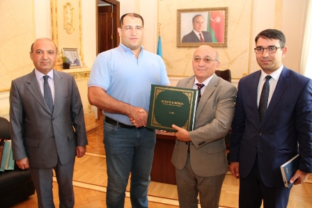 Mübariz Qurbanlı İlham Zəkiyevə hədiyyə verdi - FOTO