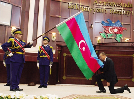 Azərbaycan bayrağında Göy Tanrının rəmzi  