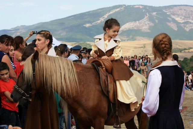 Rus jurnalist Azərbaycanın axtardığı milyonçunu Cıdır düzündəki moda sərgisində tapdı - FOTOLAR
