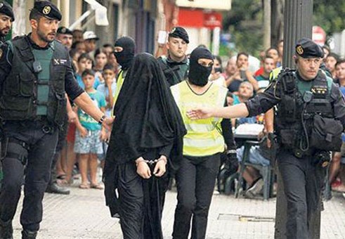 İŞİD-çi qadını küçədə gəzdirdilər