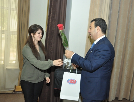 Rektor yüksək bal toplayan tələbələri mükafatlandırdı
