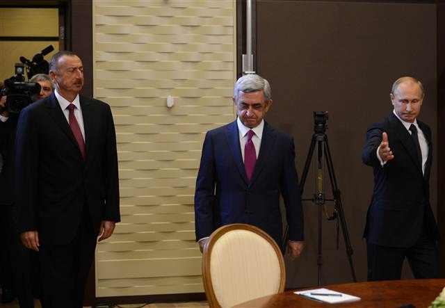 Moskvanın Qarabağ oyunu: Azərbaycana dost deyir, Ermənistanı silahlandırır 