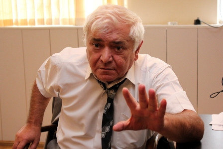 “Seçicilərimlə məsləhətləşib namizədliyimi verəcəyəm”