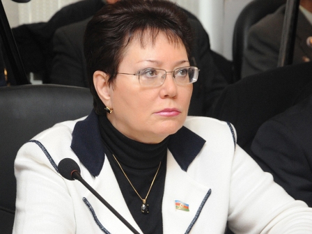 Elmira Axudnova sənədləri təhvil verdi 