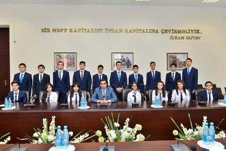 Rektor prezident təqaüdçüləri ilə görüşdü - FOTO